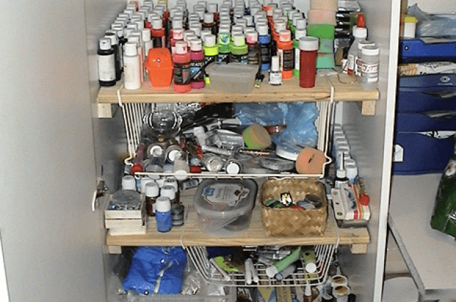 In ons PRIMA atelier hebben de kleedsters toegang tot een uitgebreide kast vol visagiebenodigdheden. Hier vinden ze alle kleuren, glitters en haarproucten die ze nodig hebben om de act tot in de kleinste details te perfectioneren. Van subtiele accenten tot opvallende statement looks, onze kleedsters hebben alles binnen handbereik om de artiesten te helpen stralen op het podium en een onvergetelijke indruk achter te laten bij het publiek.
