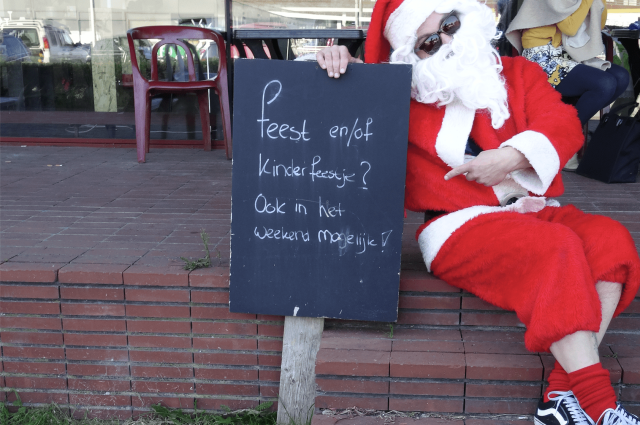 Bij de spelers backstage is het soms hilarisch en tijdens de pauze nemen we vaak even de tijd om dit vast te leggen, net zoals onze kerstman